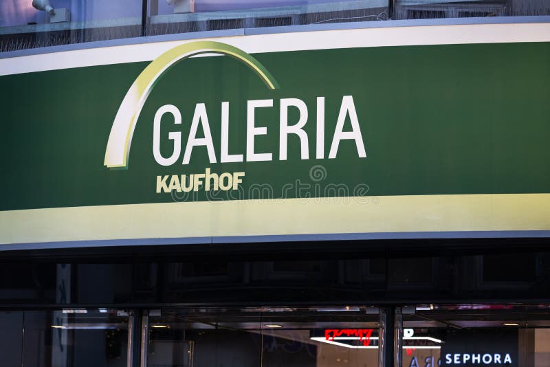 Aken, Noordrijn-Westfalen/Duitsland - 06 11 18: galeria kaufhof in Aken Duitsland stock foto Aken, Noordrijn-Westfalen/Duitsland - 06 11 18: galeria kaufhof in Aken Duitsland stock foto