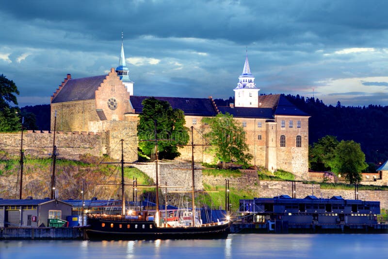 Akershus-Festung nachts, Oslo, Norwegen lizenzfreie stockfotos Akershus-Festung nachts, Oslo, Norwegen lizenzfreie stockfotos