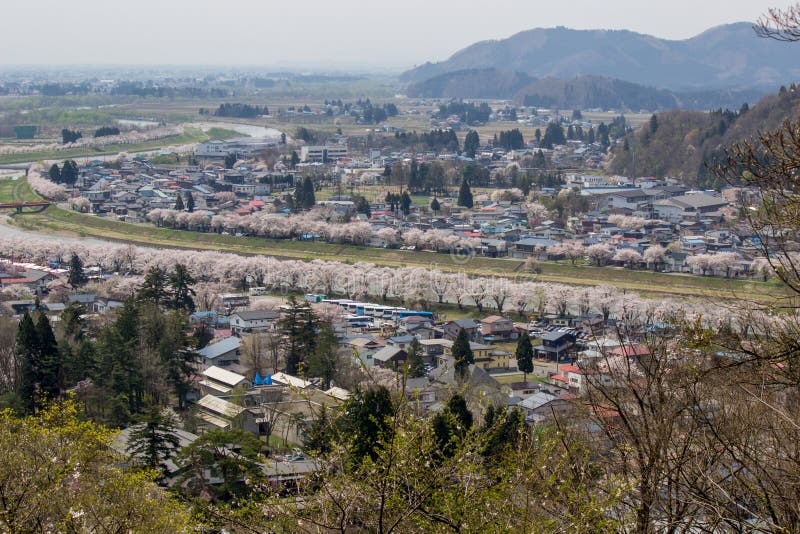 Akita, Tohoku, Japan: Panorama van Kakunodate-stad en de Hinokinaigawa-Rivier tijdens het festival van de kersenbloesem zoals die stock fotografie Akita, Tohoku, Japan: Panorama van Kakunodate-stad en de Hinokinaigawa-Rivier tijdens het festival van de kersenbloesem zoals die stock fotografie