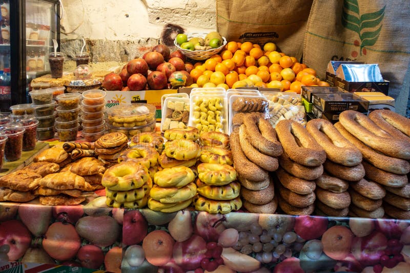 Akko Israel - traditionella bröd, sötsakprodukter och frukter på en israelisk marknad arkivbild Akko Israel - traditionella bröd, sötsakprodukter och frukter på en israelisk marknad arkivbild