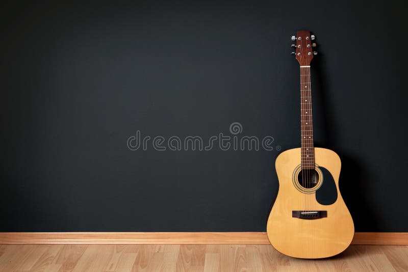 Akoestische gitaar in lege ruimte