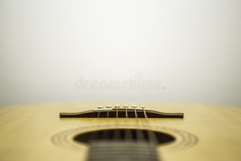 Akoestische Gitaar onderaan de Koorden royalty-vrije stock afbeeldingen Akoestische Gitaar onderaan de Koorden royalty-vrije stock afbeeldingen