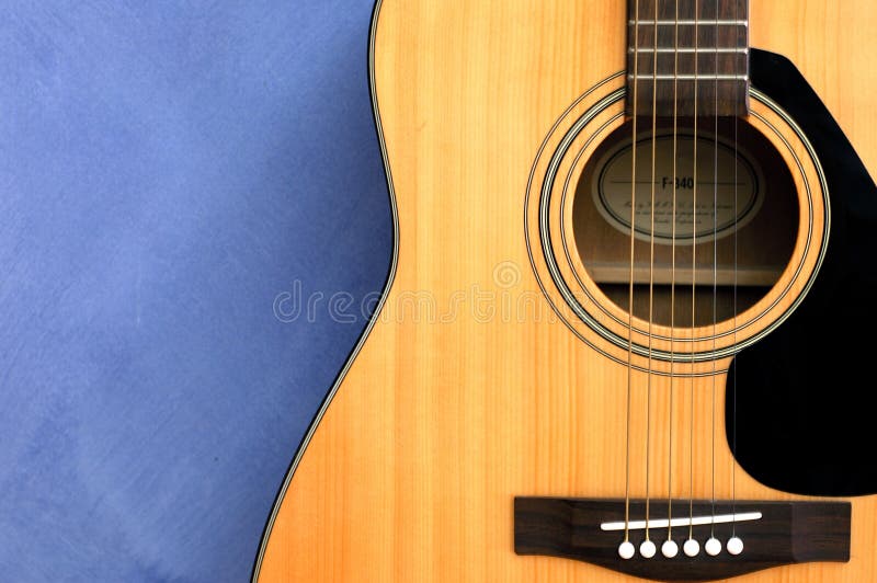 Akoestische gitaar op blauwe achtergrond