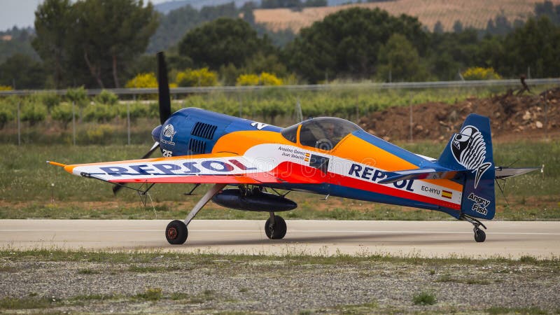 Akrobatisk Spanien mästerskap 2018, Requena Valencia, Spanien junio 2018, pilot- Anselmo GÃ ¡ mez, flygplansukhoi 26-M royaltyfria bilder Akrobatisk Spanien mästerskap 2018, Requena Valencia, Spanien junio 2018, pilot- Anselmo GÃ ¡ mez, flygplansukhoi 26-M royaltyfria bilder