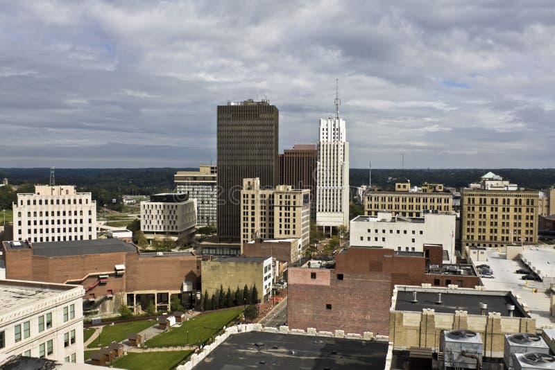 Akron, Ohio downtown budov vidět během zamračený den.