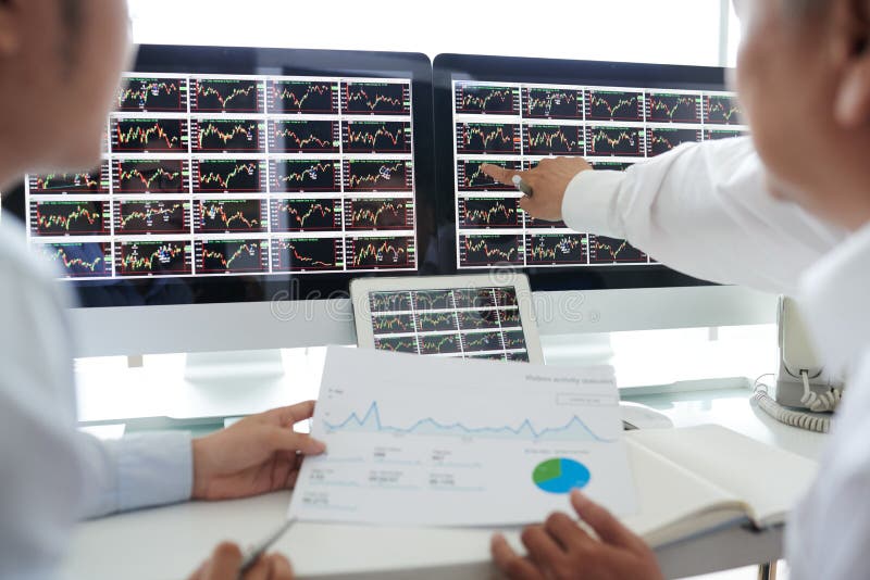 Aktieägare som analyserar data arkivbilder