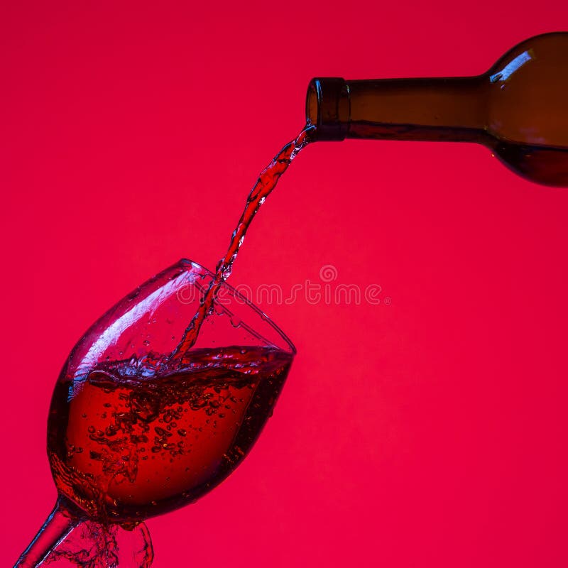 Aktionsfotografie Glas mit Flüssigkeit aus der Flasche stockfotos Aktionsfotografie Glas mit Flüssigkeit aus der Flasche stockfotos