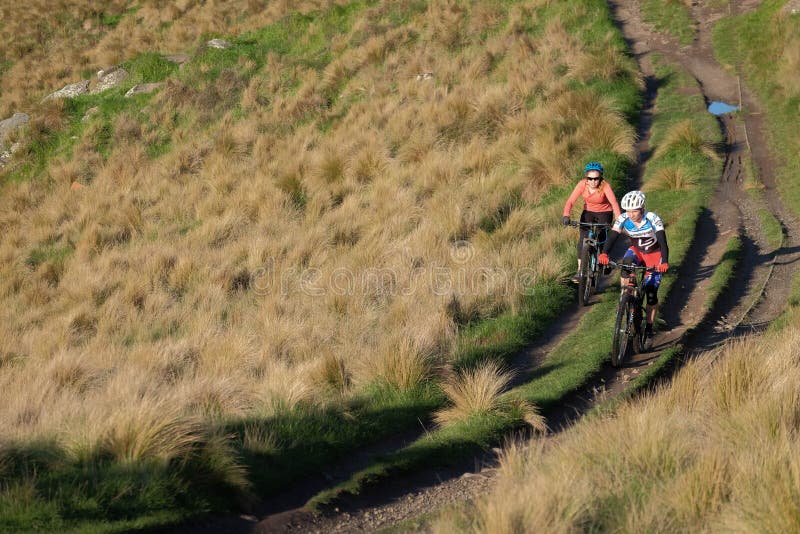 Aktiv livsstil av att cykla för parberg över Victoria kullar av Christchurch royaltyfri foto Aktiv livsstil av att cykla för parberg över Victoria kullar av Christchurch royaltyfri foto