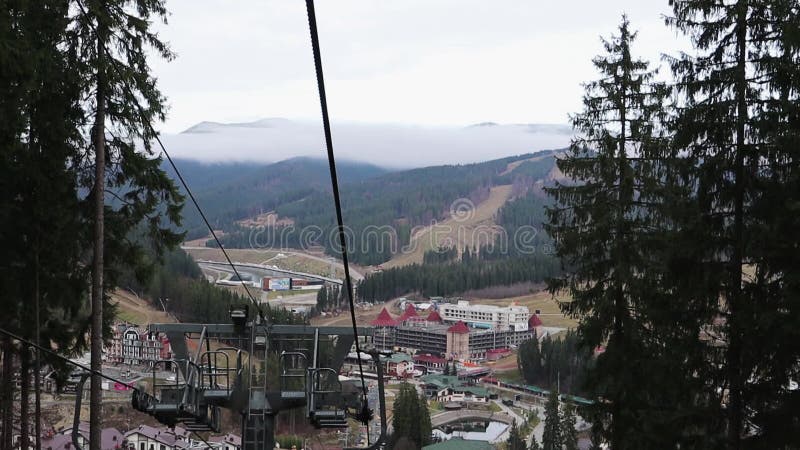 Aktiv ordförande med rörlig inriktning på högkvarteret i berget på höstdagen. skidorten bukovel i Ukraina. scenvy av bergssl