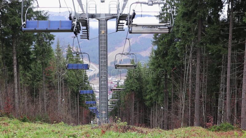 Aktiv ordförande med rörlig inriktning på högkvarteret i berget på höstdagen. skidorten bukovel i Ukraina. scenvy av bergssl