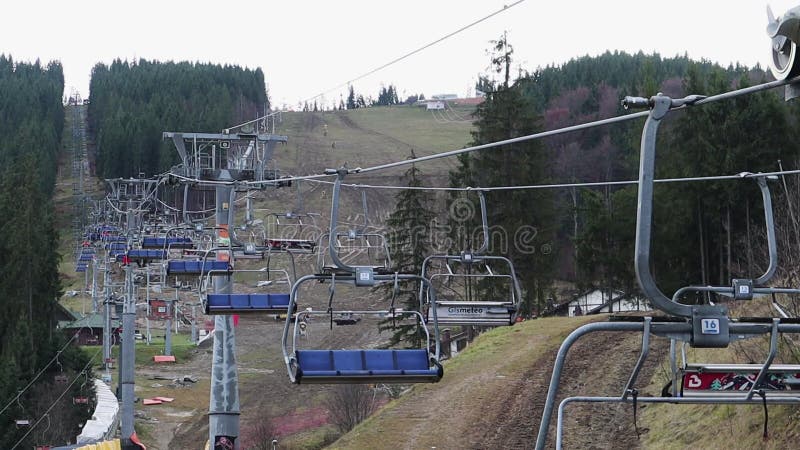 Aktiv ordförande med rörlig inriktning på högkvarteret i berget på höstdagen. skidorten bukovel i Ukraina. scenvy av bergssl