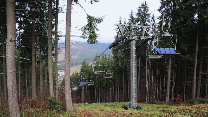 Aktiv ordförande med rörlig inriktning på högkvarteret i berget på höstdagen. skidorten bukovel i Ukraina. scenvy av bergssl