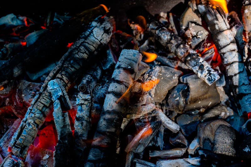 Aktiv schwelende Glut des Feuers lizenzfreie stockbilder Aktiv schwelende Glut des Feuers lizenzfreie stockbilder