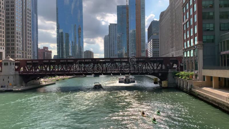 Aktiva Chicago River under våren med kajaker, vattentaxien, och att turnera fartyg