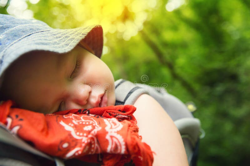 Aktive Familie, die mit 1,5 Jahren Kind in der Fördermaschine wandert lizenzfreies stockfoto Aktive Familie, die mit 1,5 Jahren Kind in der Fördermaschine wandert lizenzfreies stockfoto