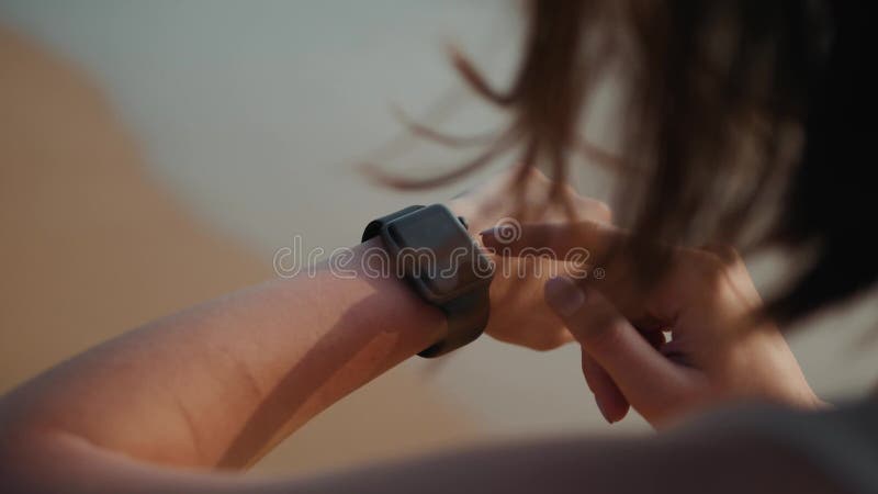 Aktive Lebensstilfrau, die Technologie smartwatch intelligente Uhr schaut Nahaufnahmemakroabschluß herauf Armstrand-Touch Screen