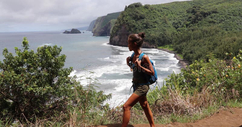 Aktive Lebensstilfrau in Hawaii-Strand USA machen pololu Talwanderung Urlaub