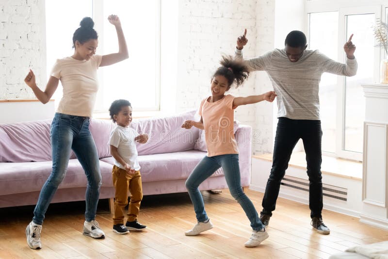 Aktive schwarze Familien mit Kindern, die zu Hause Tanzen