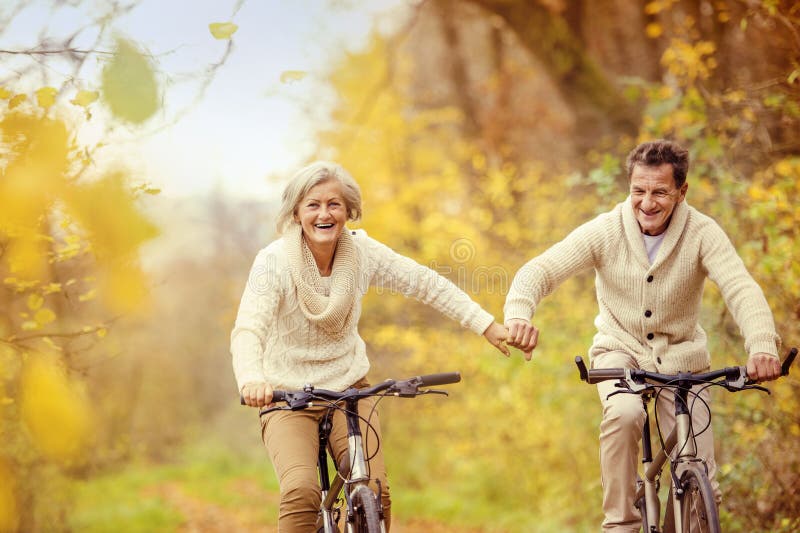 Aktive Senioren, die Fahrrad reiten