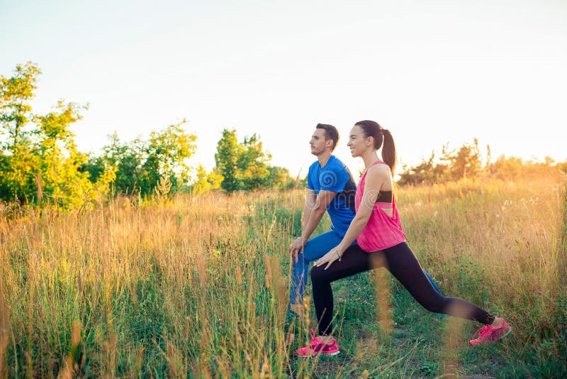 Aktive sportive Paare, die in Park laufen Gesundheit und Eignung stockfotografie Aktive sportive Paare, die in Park laufen Gesundheit und Eignung stockfotografie