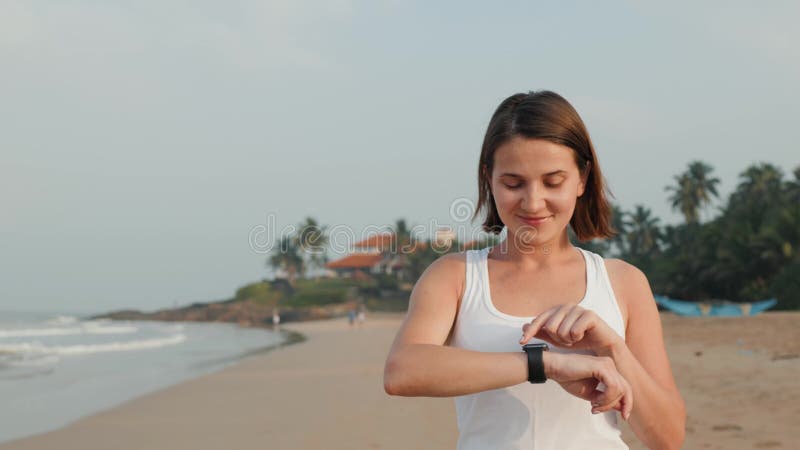 Aktiver Lebensstilfrauentourist, der Technologie smartwatch intelligente Uhr schaut Nahaufnahmemakroabschluß herauf Armstrand-Tou