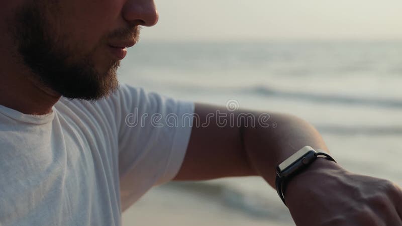 Aktiver Lebensstilmanntourist, der Technologie smartwatch intelligente Uhr schaut Nahaufnahmemakroabschluß herauf Armstrand-Touch