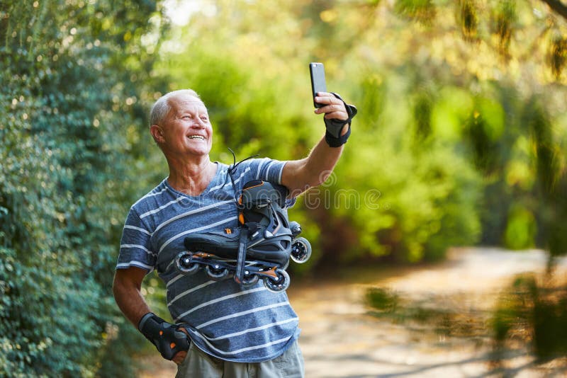 Aktiver älterer Mann, der ein selfie nimmt