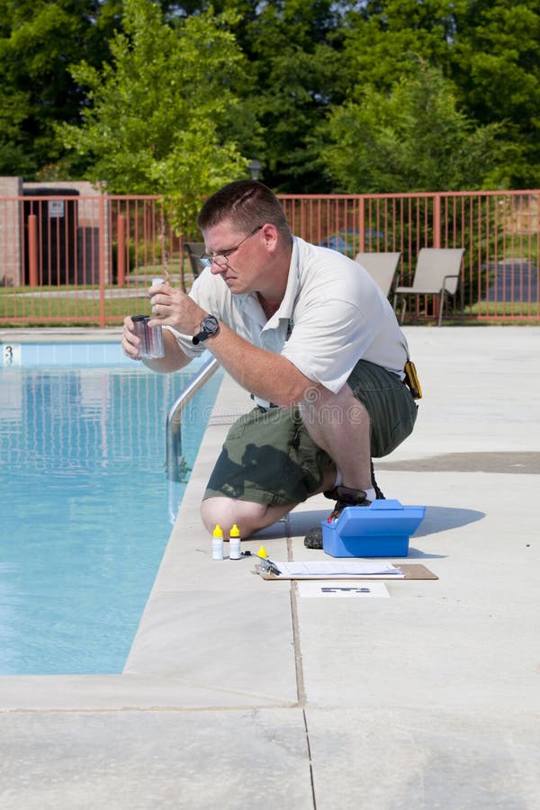 Aktives Pool-chemische Prüfung lizenzfreies stockfoto Aktives Pool-chemische Prüfung lizenzfreies stockfoto