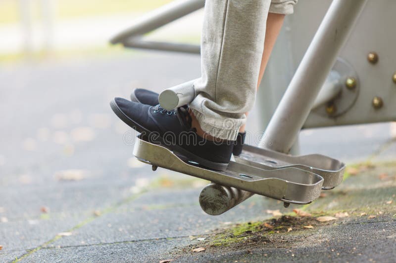 Aktywna kobieta ćwiczy na backtrainer plenerowym zdjęcia stock Aktywna kobieta ćwiczy na backtrainer plenerowym zdjęcia stock