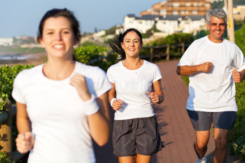 Aktywna rodzina jogging zdjęcia stock Aktywna rodzina jogging zdjęcia stock