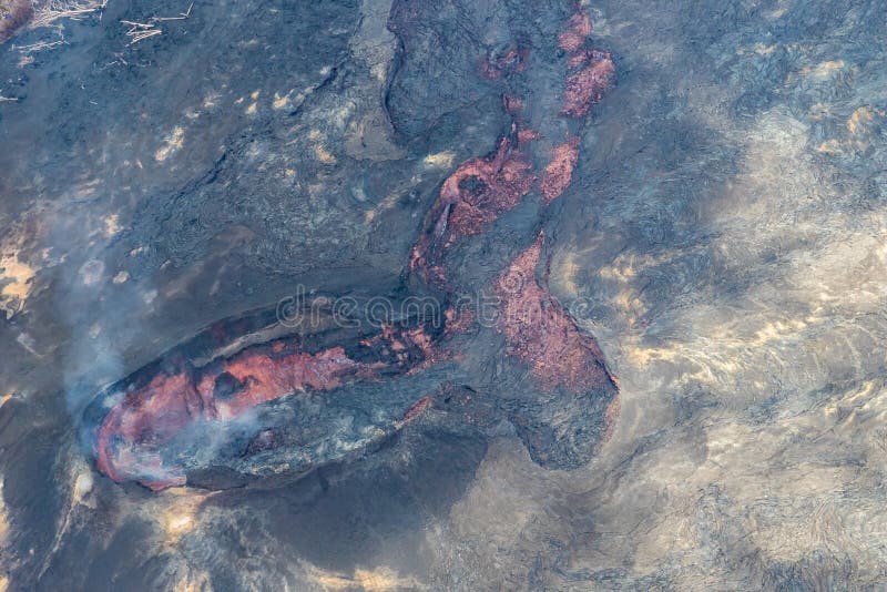 Aktywna szczelina w lawowym przepływie na Hawaje Dużej wyspie Czerwona magma widoczna; powulkaniczny benzynowy wydźwignięcie w po