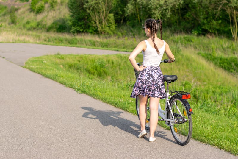 aktywne ?ycie Kobieta z rowerem cieszy si? widok przy lato lasowym bicyklem i ekologii poj?ciem fotografia stock aktywne ?ycie Kobieta z rowerem cieszy si? widok przy lato lasowym bicyklem i ekologii poj?ciem fotografia stock