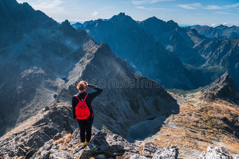 Aktywne życie w górach, Female hiker oglądający piękne krajobrazy w górach Tatry Wysokie, Słowacja fotografia royalty free Aktywne życie w górach, Female hiker oglądający piękne krajobrazy w górach Tatry Wysokie, Słowacja fotografia royalty free