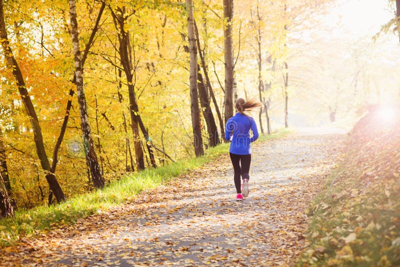 Aktywny i sporty kobieta biegacz w jesieni naturze zdjęcia stock Aktywny i sporty kobieta biegacz w jesieni naturze zdjęcia stock