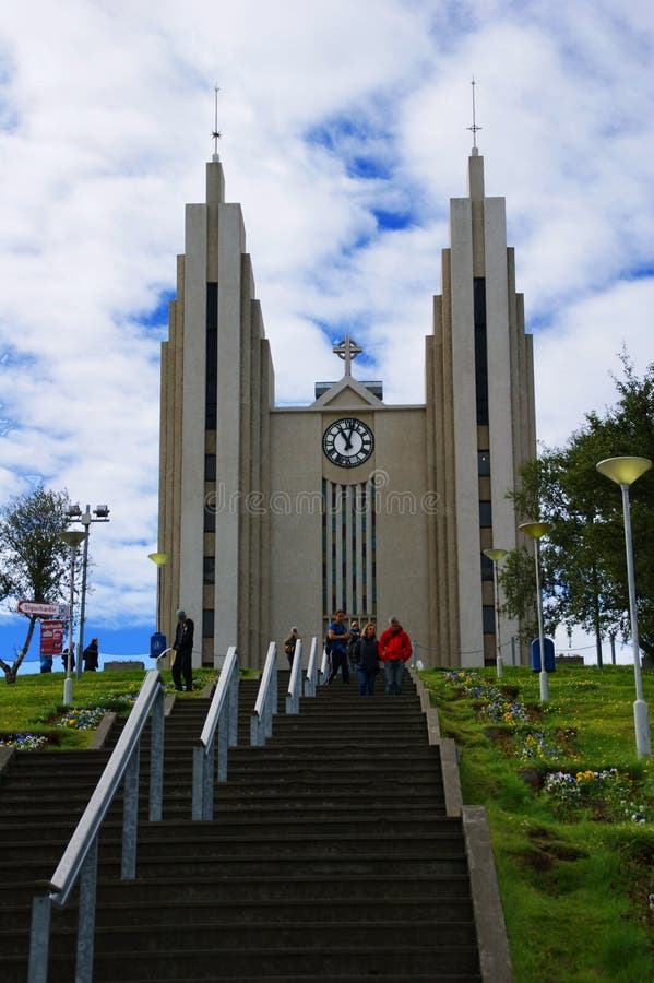Akureyrarkirkja, la iglesia luterana de Akureyri diseñó por Gudjon Samuelsson, en Islandia septentrional, situada en el centro de foto de archivo libre de regalías Akureyrarkirkja, la iglesia luterana de Akureyri diseñó por Gudjon Samuelsson, en Islandia septentrional, situada en el centro de foto de archivo libre de regalías