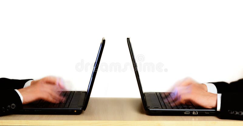 Akuter intensiver Wettbewerb bei der Arbeit im Büro Akuter intensiver Wettbewerb bei der Arbeit im Büro
