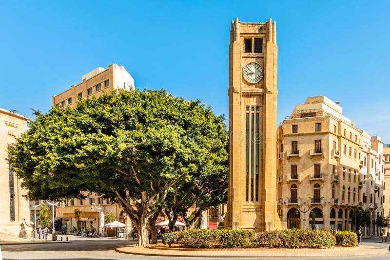 Al-Abed Nejmeh Square kloktoren met boom en gebouwen in de buurt, Beiroet, Libanon royalty-vrije stock fotografie Al-Abed Nejmeh Square kloktoren met boom en gebouwen in de buurt, Beiroet, Libanon royalty-vrije stock fotografie