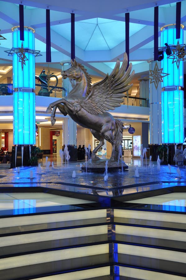 Al Ain Mall en los UAE imagen de archivo editorial. Imagen de gente