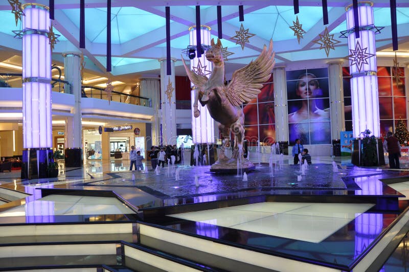 Al Ain Mall i UAE redaktionell fotografering för bildbyråer. Bild av