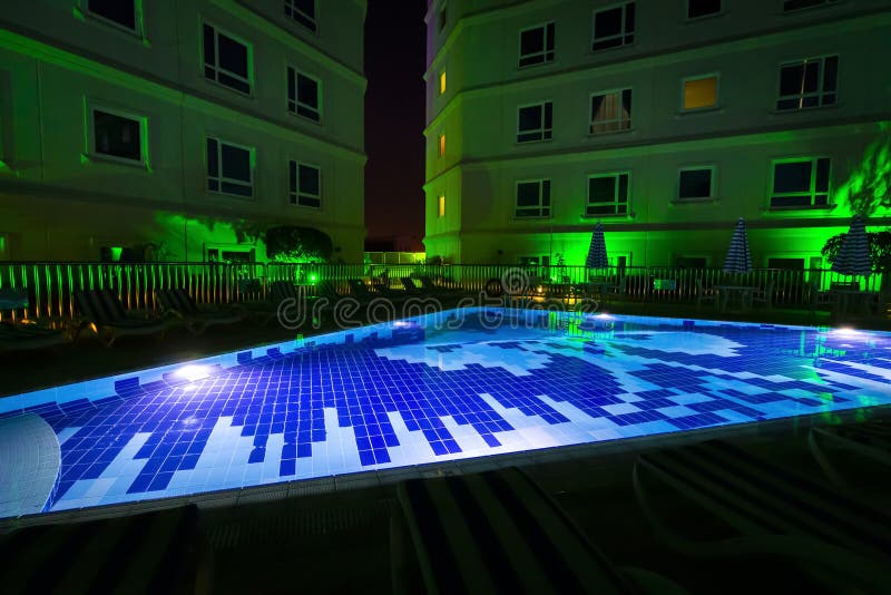 Al Bustan Centre editorial stock image. Image of landmark 153702084