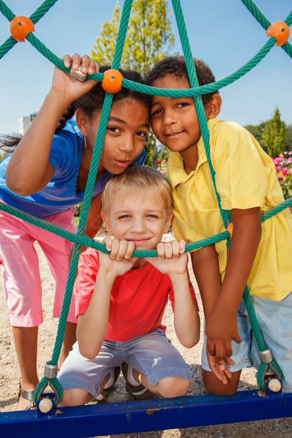 Bambini Che Colpiscono Pinata Alla Festa Di Compleanno Immagine