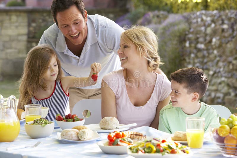 Al che mangia il pasto dell'affresco della famiglia immagine stock libera da diritti Al che mangia il pasto dell'affresco della famiglia immagine stock libera da diritti