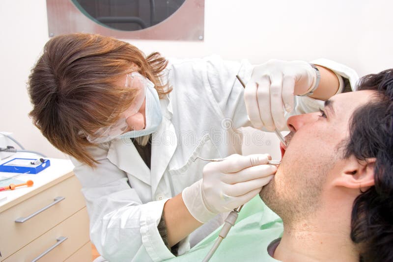 Al dentista fotografia stock libera da diritti Al dentista fotografia stock libera da diritti