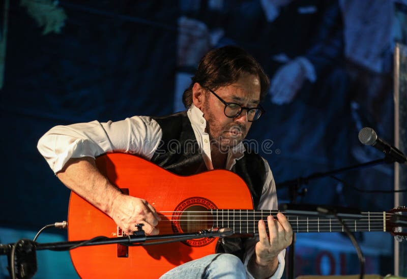 Al Di Meola-Ausführung Live auf dem Kijow Mittestadium in Krakau, Polen lizenzfreies stockfoto Al Di Meola-Ausführung Live auf dem Kijow Mittestadium in Krakau, Polen lizenzfreies stockfoto