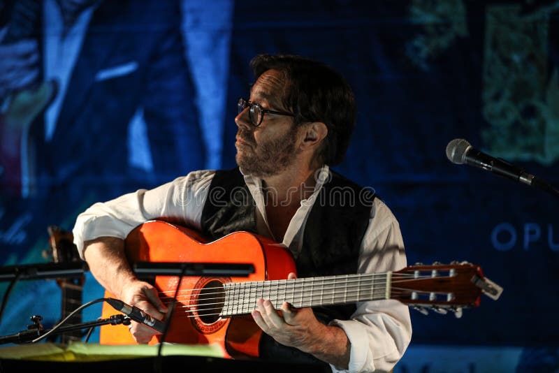 Al Di Meola-Ausführung Live auf dem Kijow Mittestadium in Krakau, Polen lizenzfreie stockfotografie Al Di Meola-Ausführung Live auf dem Kijow Mittestadium in Krakau, Polen lizenzfreie stockfotografie