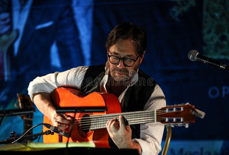 Al Di Meola-Ausführung Live auf dem Kijow Mittestadium in Krakau, Polen stockfoto Al Di Meola-Ausführung Live auf dem Kijow Mittestadium in Krakau, Polen stockfoto