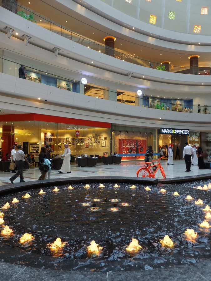 Al Ghurair City Shopping Mall i Dubai arkivfoton Al Ghurair City Shopping Mall i Dubai arkivfoton