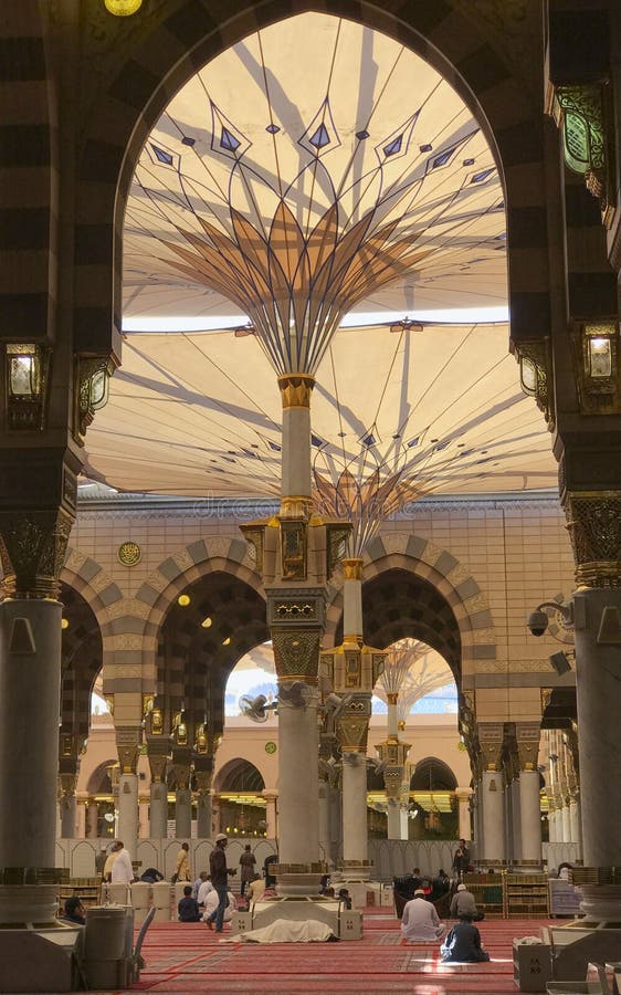 AL MADINAH, ΣΑΟΥΔΙΚΉ ΑΡΑΒΊΑ 18 ΙΑΝΟΥΑΡΊΟΥ 2018: Οι μουσουλμανικοί προσκυνητές προσεύχονται στοκ εικόνες με δικαίωμα ελεύθερης χρήσης