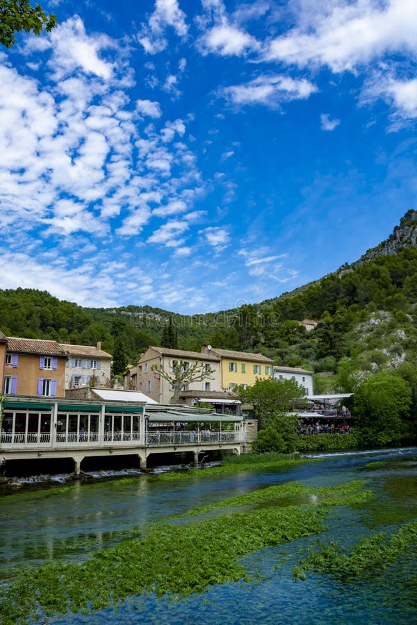 Al sur de Francia, opinión sobre la pequeña ciudad de Provencal del poeta Petrarch Fontaine-de-Vaucluse con aguas verdes esmerald fotografía de archivo Al sur de Francia, opinión sobre la pequeña ciudad de Provencal del poeta Petrarch Fontaine-de-Vaucluse con aguas verdes esmerald fotografía de archivo