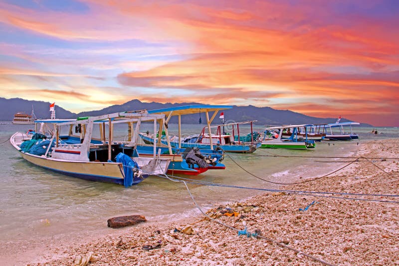Al tramonto imbarcazioni tradizionali sull'isola di gili meno in indonesia